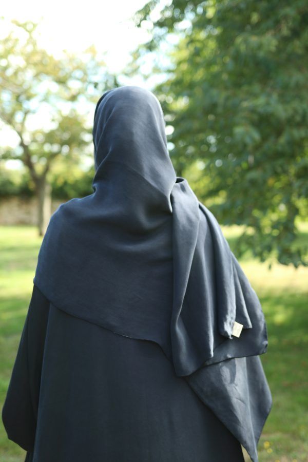 Hijab bleu marine et robe