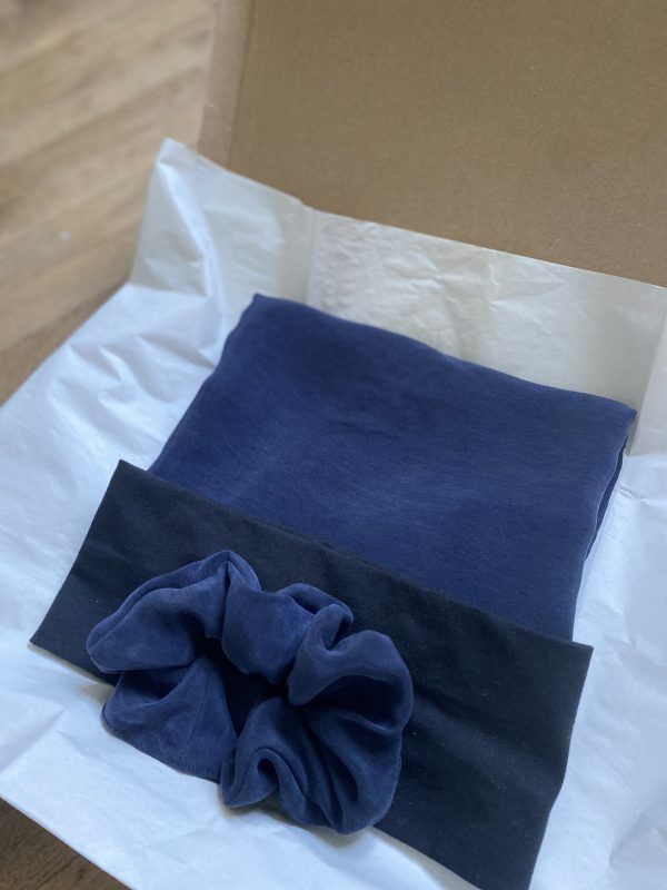 Hijab bleu marine en cupro avec un bandeau et un chouchou pour cheveux